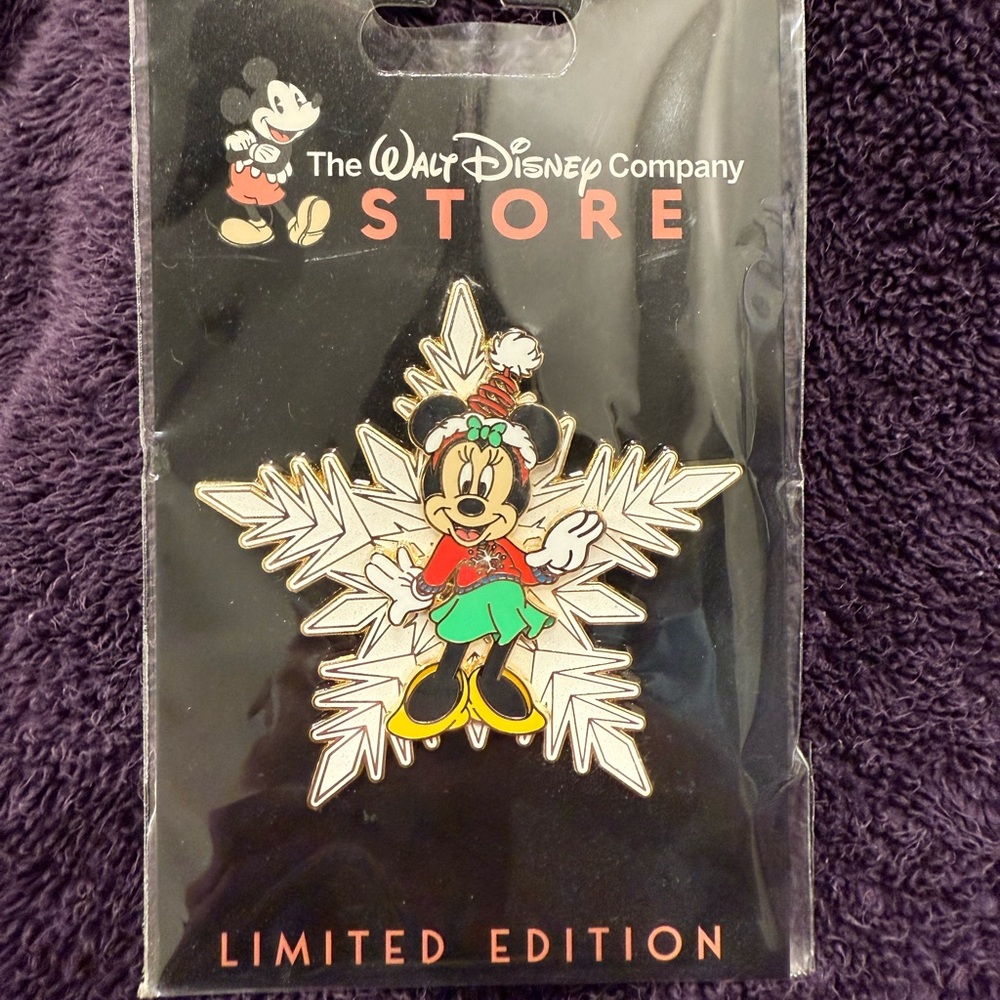 Disney Pin 2024 DEC Jolly Holiday Christmas Snowflake Minnie Mouse lmtd edition